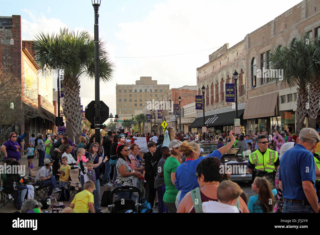 La folla godere di un atmosfera di festa durante Mardis Gras celebrazioni in downtown Lake Charles, Louisiana Foto Stock