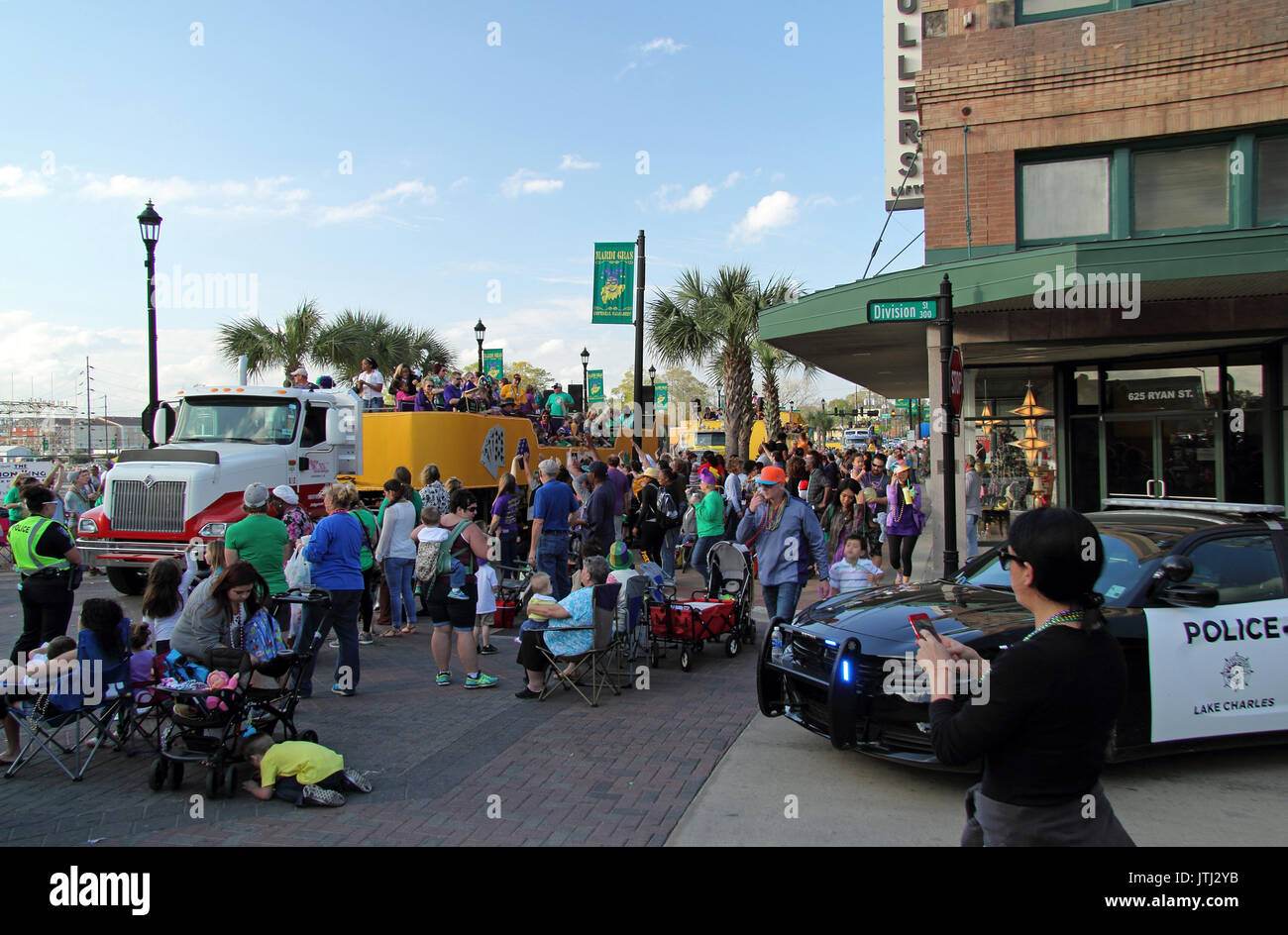 La folla godere di un atmosfera di festa durante Mardis Gras celebrazioni in downtown Lake Charles, Louisiana Foto Stock