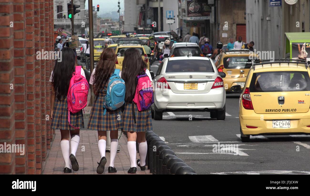 La scuola dei bambini a camminare sul marciapiede Foto Stock