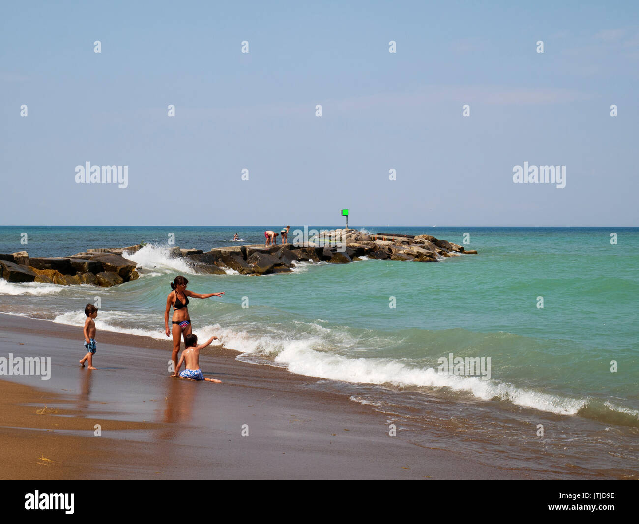 Beachgoers giocare al lago Michigan Beach, Nuova Buffalo, Michigan. Foto Stock