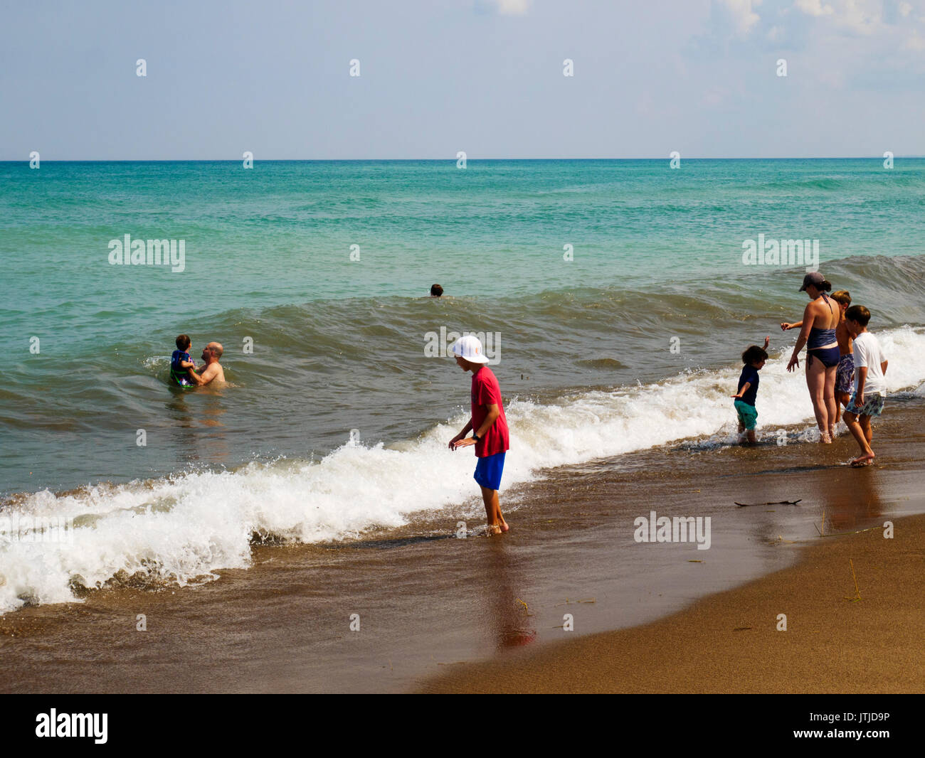 Beachgoers giocare al aLake Michigan Beach, Nuova Buffalo, Michigan. Foto Stock