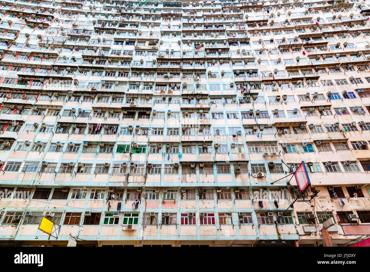 Bottoms Up vista sovraffollati e alloggiamento in Hong Kong del vecchio quartiere residenziale di Quarry Bay. Con una popolazione di oltre 7 milioni di Hong Kong è uno o Foto Stock