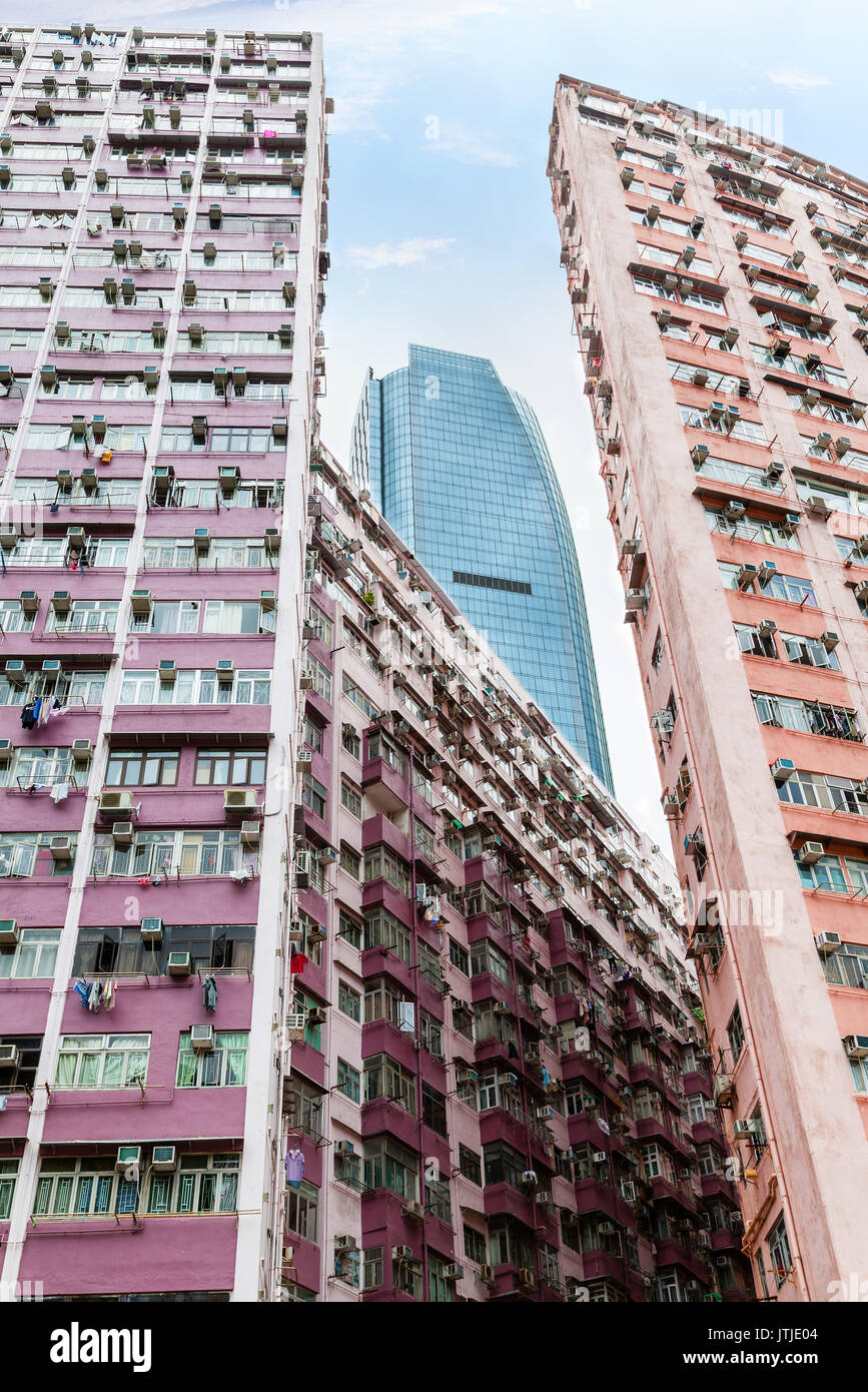 Un moderno skycraper sorge sopra la scatola affollato in estate di Hong Kong di vecchio quartiere residenziale di Quarry Bay. Con una popolazione di oltre 7 milioni di euro, Hong Foto Stock