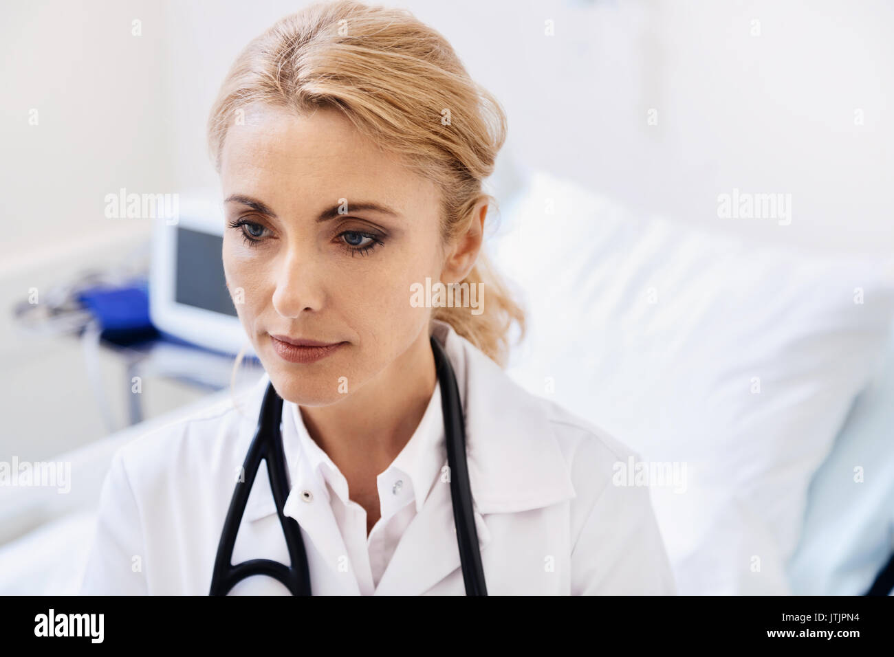 Impegnata donna coraggiosa lavora come un medico Foto Stock
