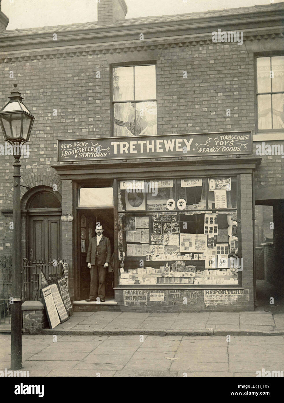 Edwardian shopfront, edicola, tabacchi, Merseyside, archivio storico fotografia Foto Stock