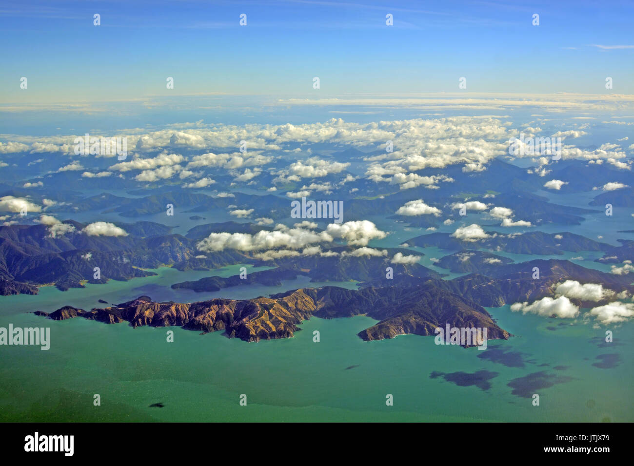 Vista aerea della baia di combattimento e Queen Charlotte Sound nel Marlborough Sounds della Nuova Zelanda Foto Stock