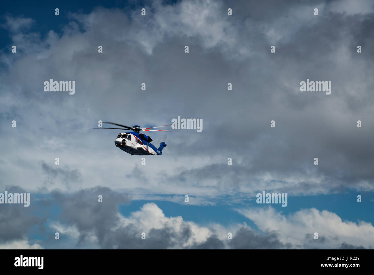 Un mare del Nord bristow - elicottero Sikorsky S92 in volo per un olio e gas piattaforma. Credito: lee ramsden / alamy Foto Stock