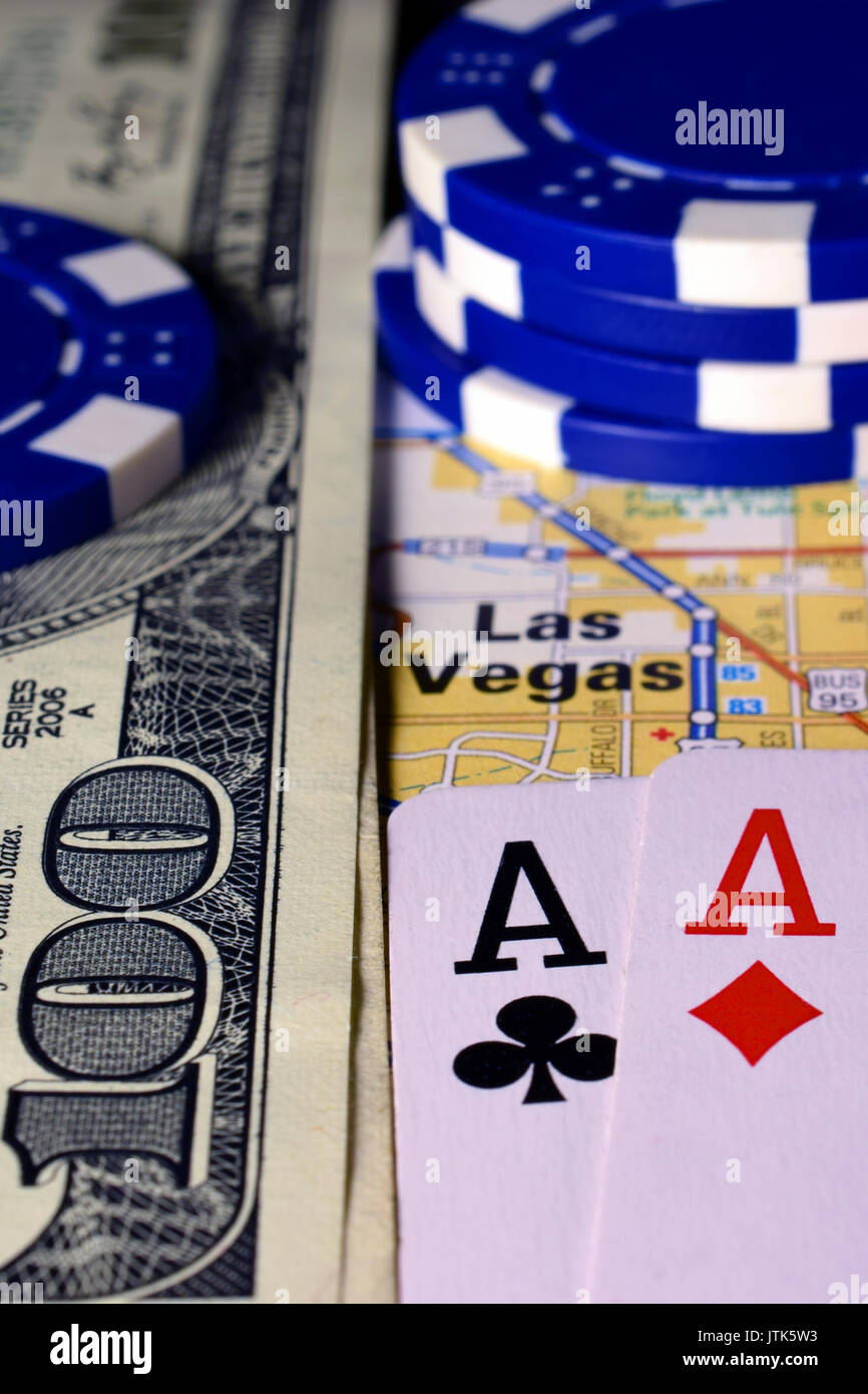 Las Vegas sulla mappa con il denaro, Poker chips e coppia di assi carte da gioco. L'immagine verticale. Foto Stock