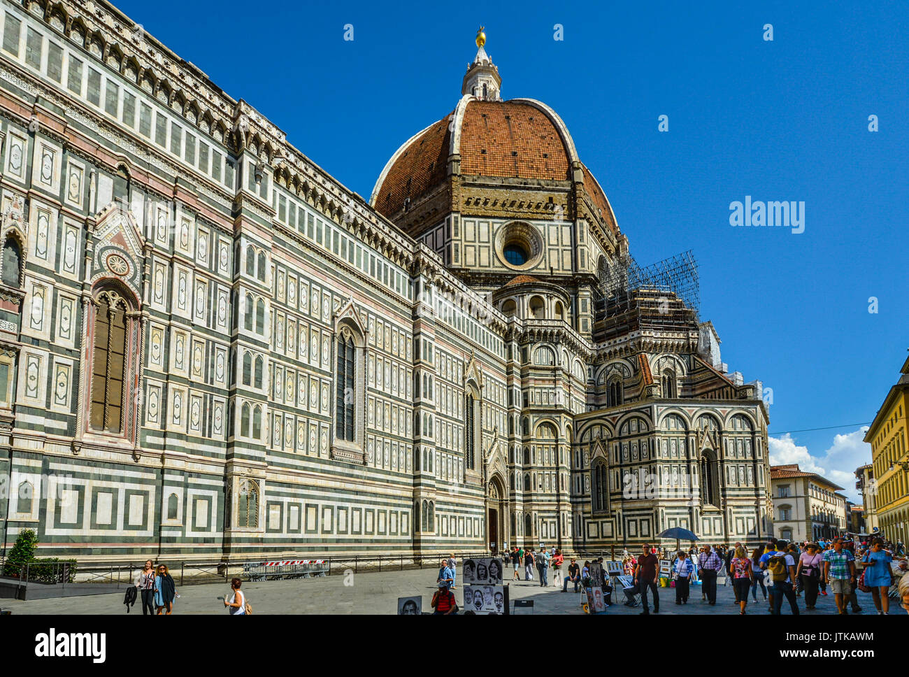 Santa Maria del Fiore, la cattedrale o Duomo di Firenze in un caldo pomeriggio estivo shot dal lato con i turisti e gli artisti di strada Foto Stock