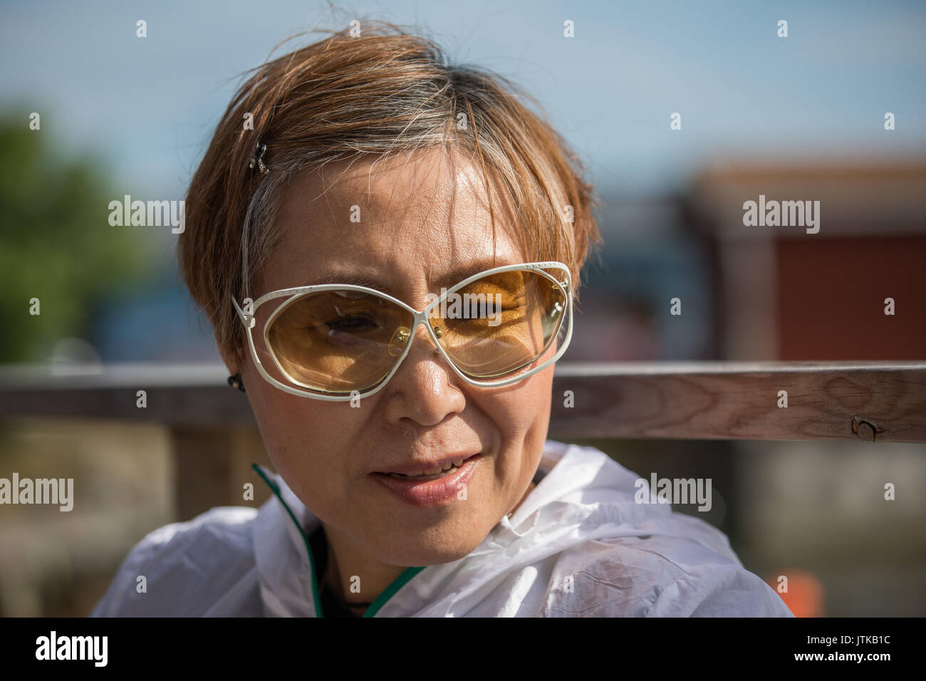 La bellissima natura Taiwanese donna cinese di ascolto durante una conversazione. Foto Stock