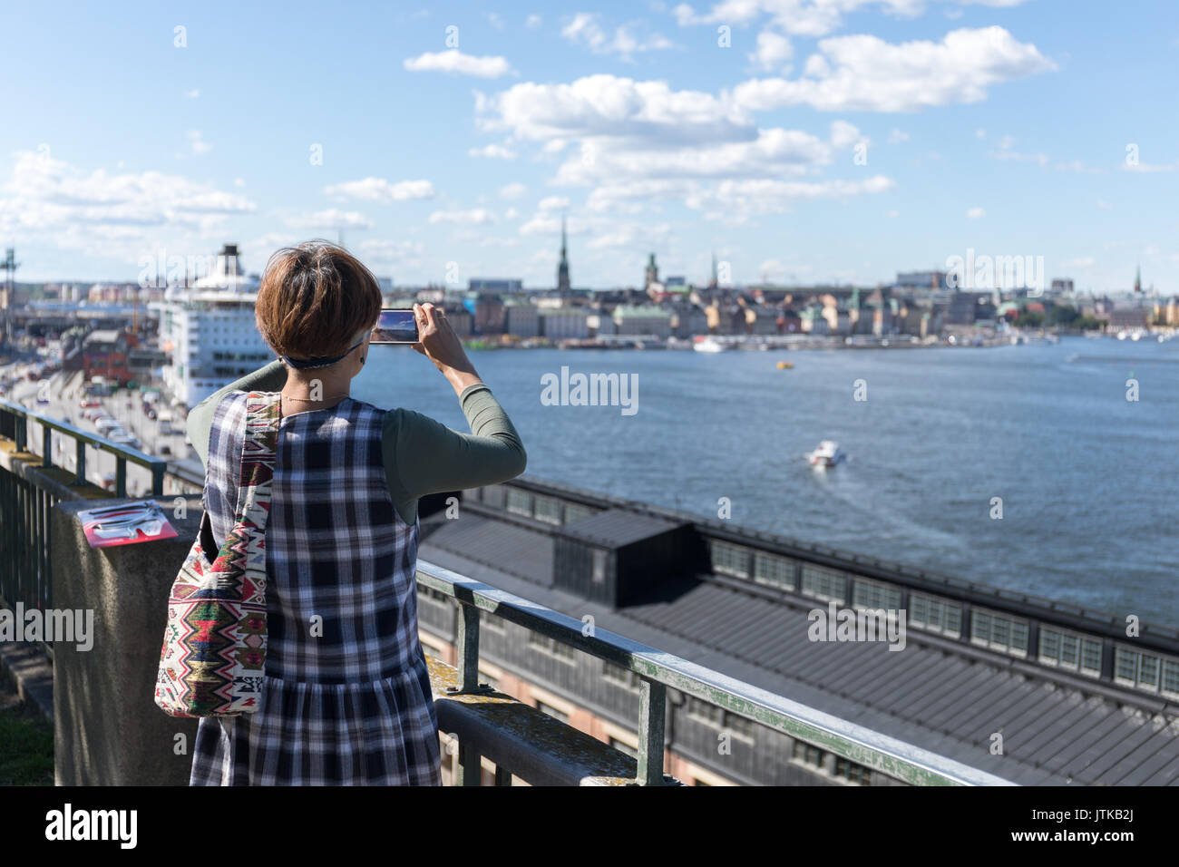 Cinese di Taiwan turistica prendendo una foto della skyline di Stoccolma dalla città di Södermalm area su un luminoso giorno d'estate. Foto Stock