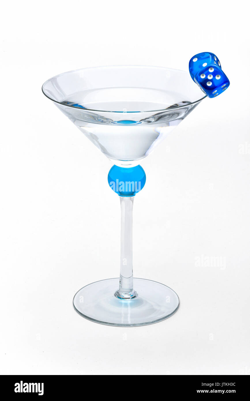 Martini in un vetro di fantasia con blu di dadi di gioco. Foto Stock