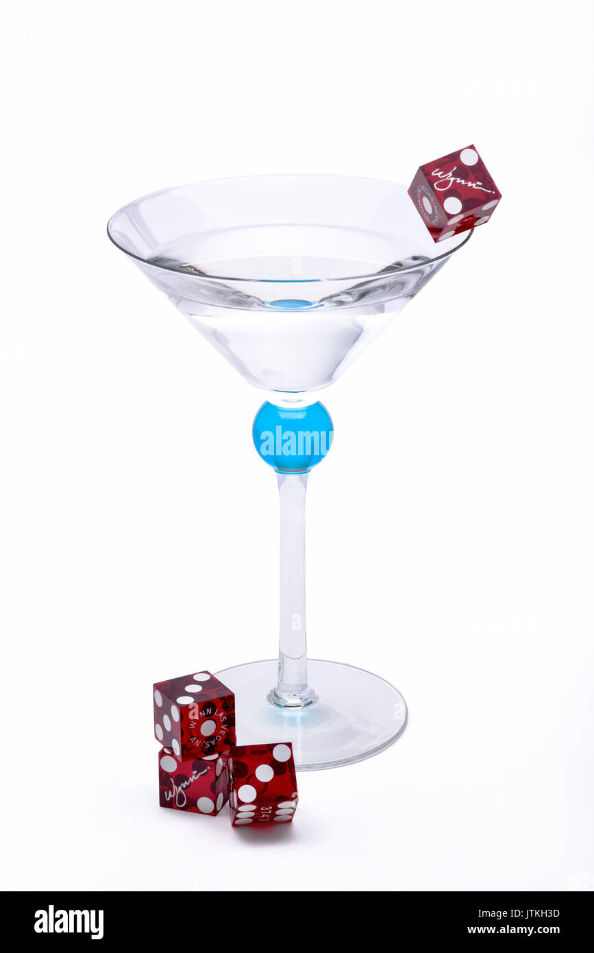 Martini in un vetro di fantasia con blu di dadi di gioco. Foto Stock