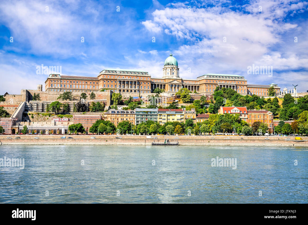 Budapest, Ungheria - Castello di Buda o palazzo reale di Buda, costruita sul sud della collina del castello in 1265annuncio e Danubio. Foto Stock