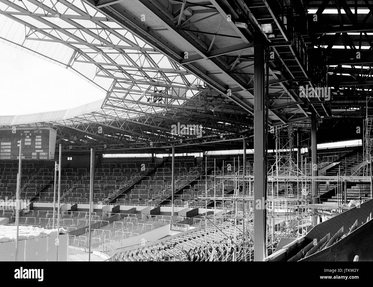 Archiviazione di rare le fotografie in bianco e nero degli interni del vecchio stadio di Wembley (Twin Towers), che mostra il passo con estremità a schiera Foto Stock