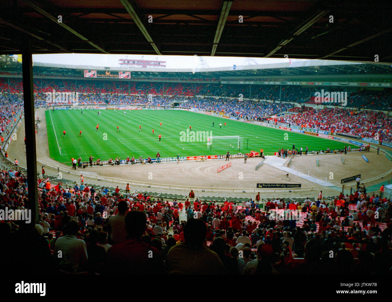 Raro stock foto dell'interno del vecchio stadio di Wembley (Twin Towers) Visualizzazione del passo da stand durante una partita di calcio Foto Stock