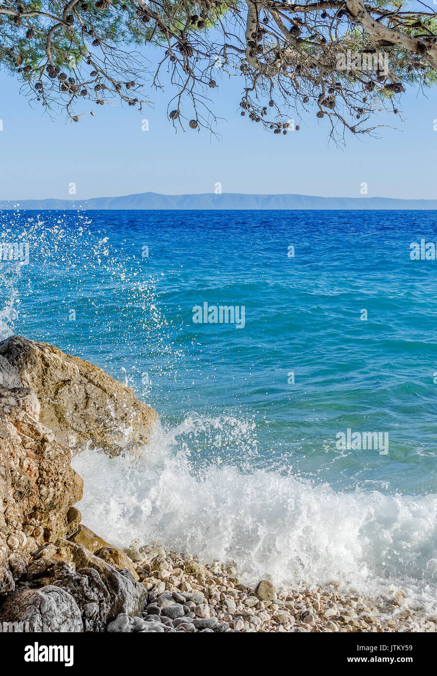 Sea Wave è rotto su pietre. Foto Stock