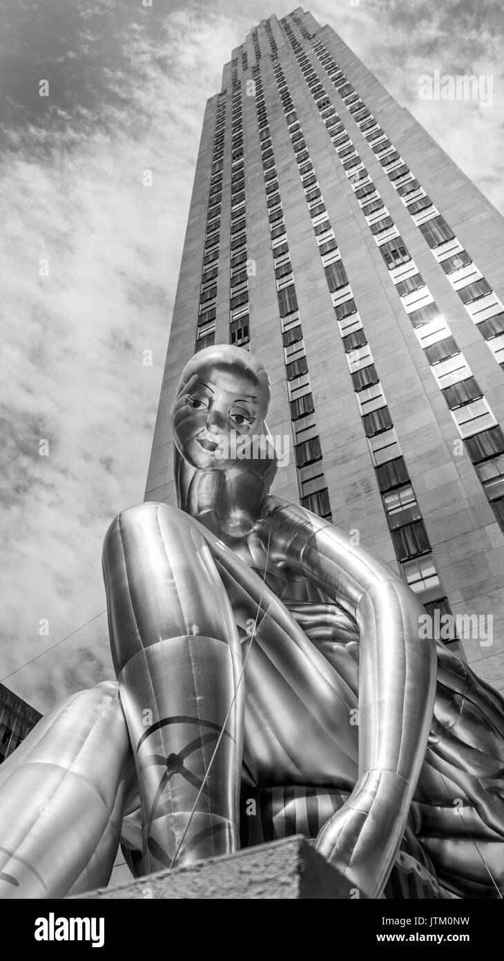 Gonfiabile gigante lady nella parte anteriore del Rockefeller Center Foto Stock
