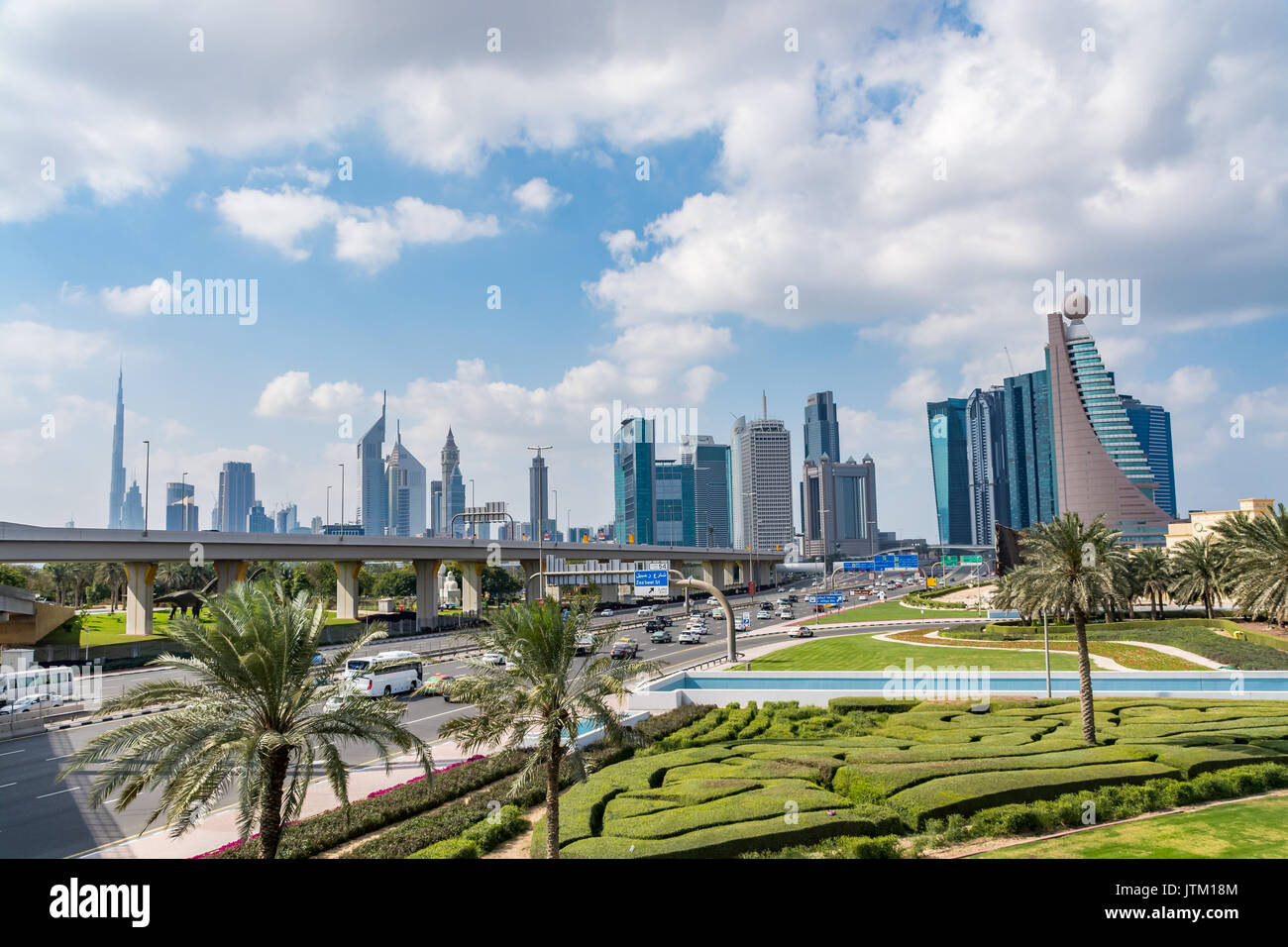 Dubai cityscape, vista da: Parco di Zabeel, Emirati Arabi Uniti Foto Stock