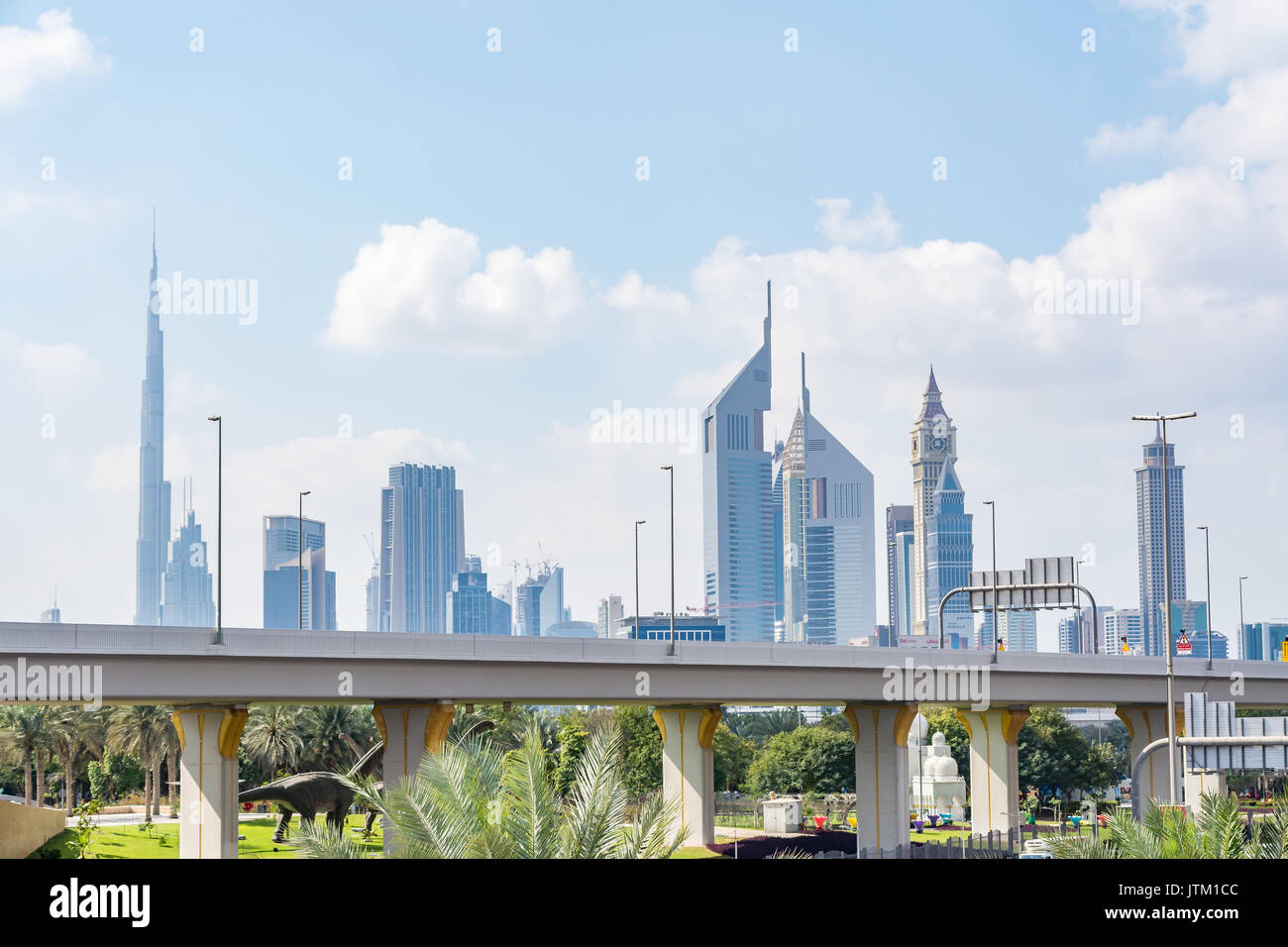 Dubai cityscape, vista da: Parco di Zabeel, Emirati Arabi Uniti Foto Stock