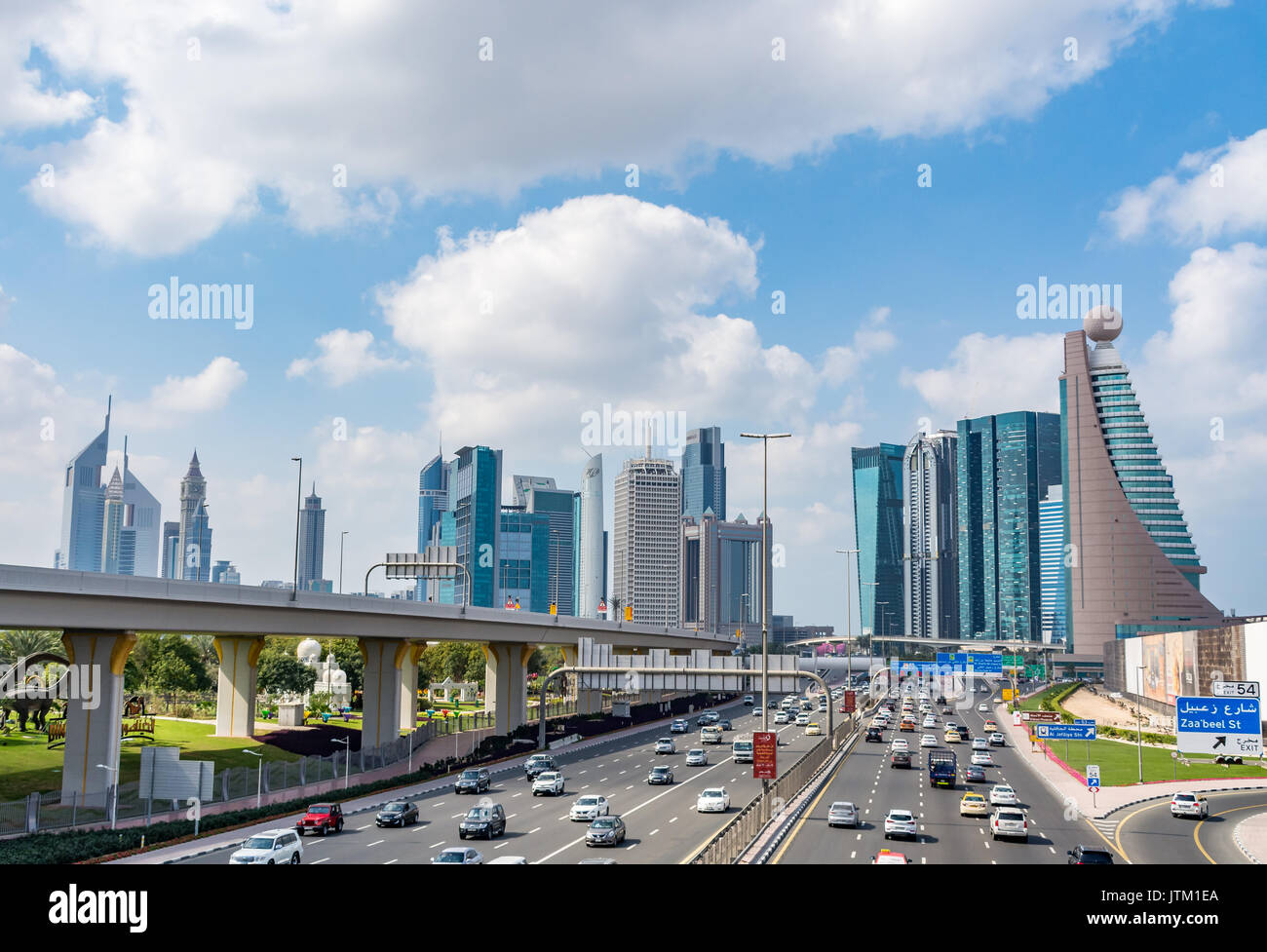 Dubai cityscape, vista da: Parco di Zabeel, Dubai, Emirati Arabi Uniti Foto Stock