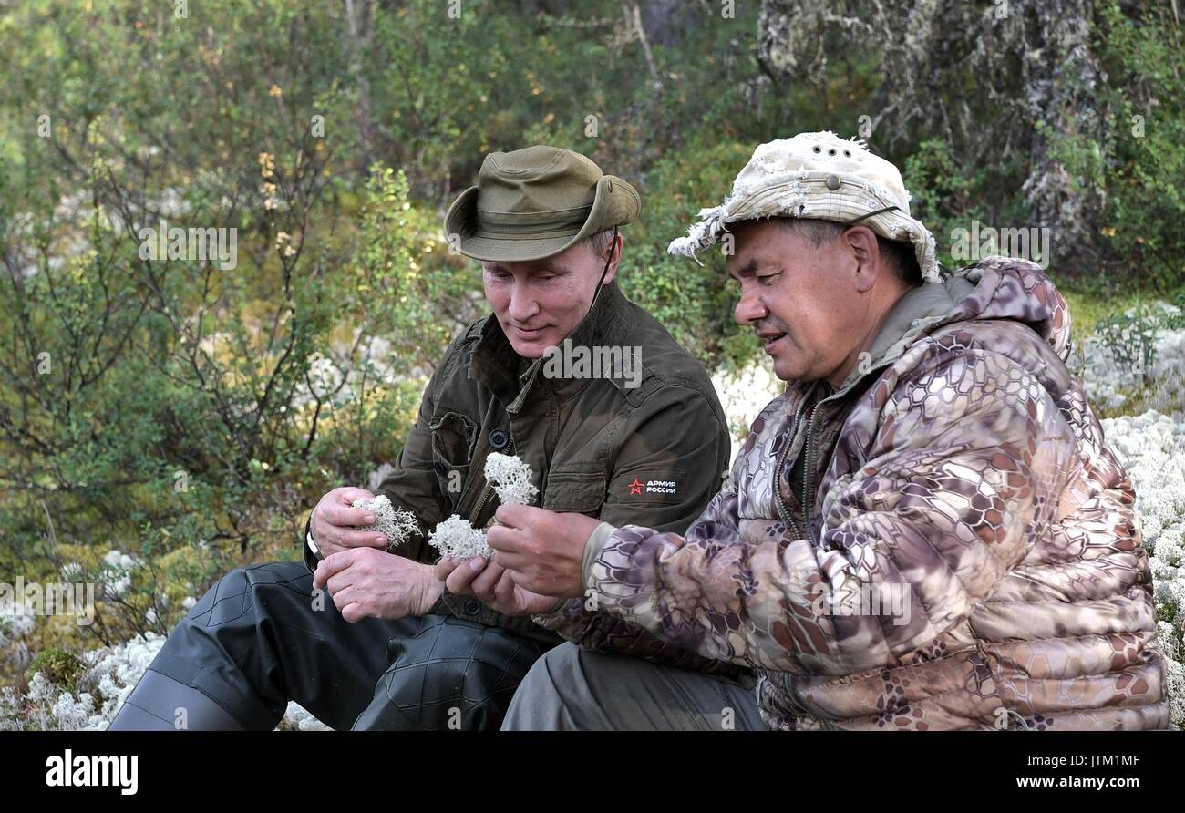 Il presidente russo Vladimir Putin e il ministro della Difesa Sergei Shoigu, destra, esaminare licheni come si prendono una pausa dopo una escursione nel deserto siberiano in prossimità della frontiera mongola agosto 1-3, 2017 nella Repubblica Tyva, Russia. Foto Stock