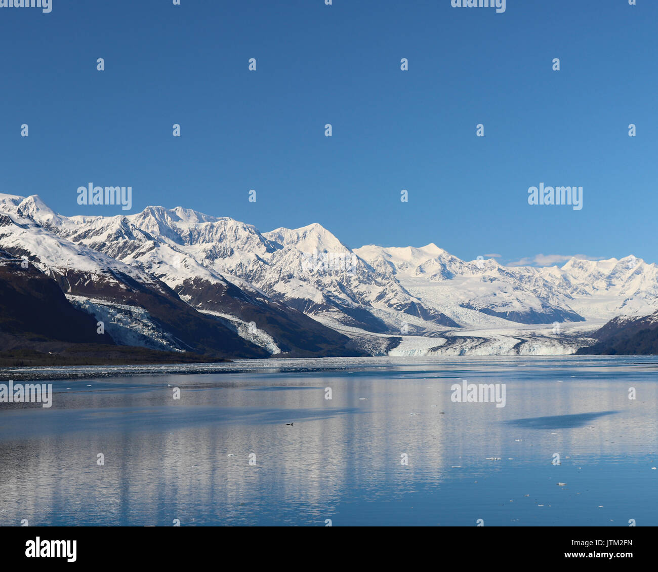 Prince William Sound nel collegio fiordo, Alaska con diversi tidewater ghiacciai che si estende al di fuori dell'Chugach Mountains e in mare Foto Stock