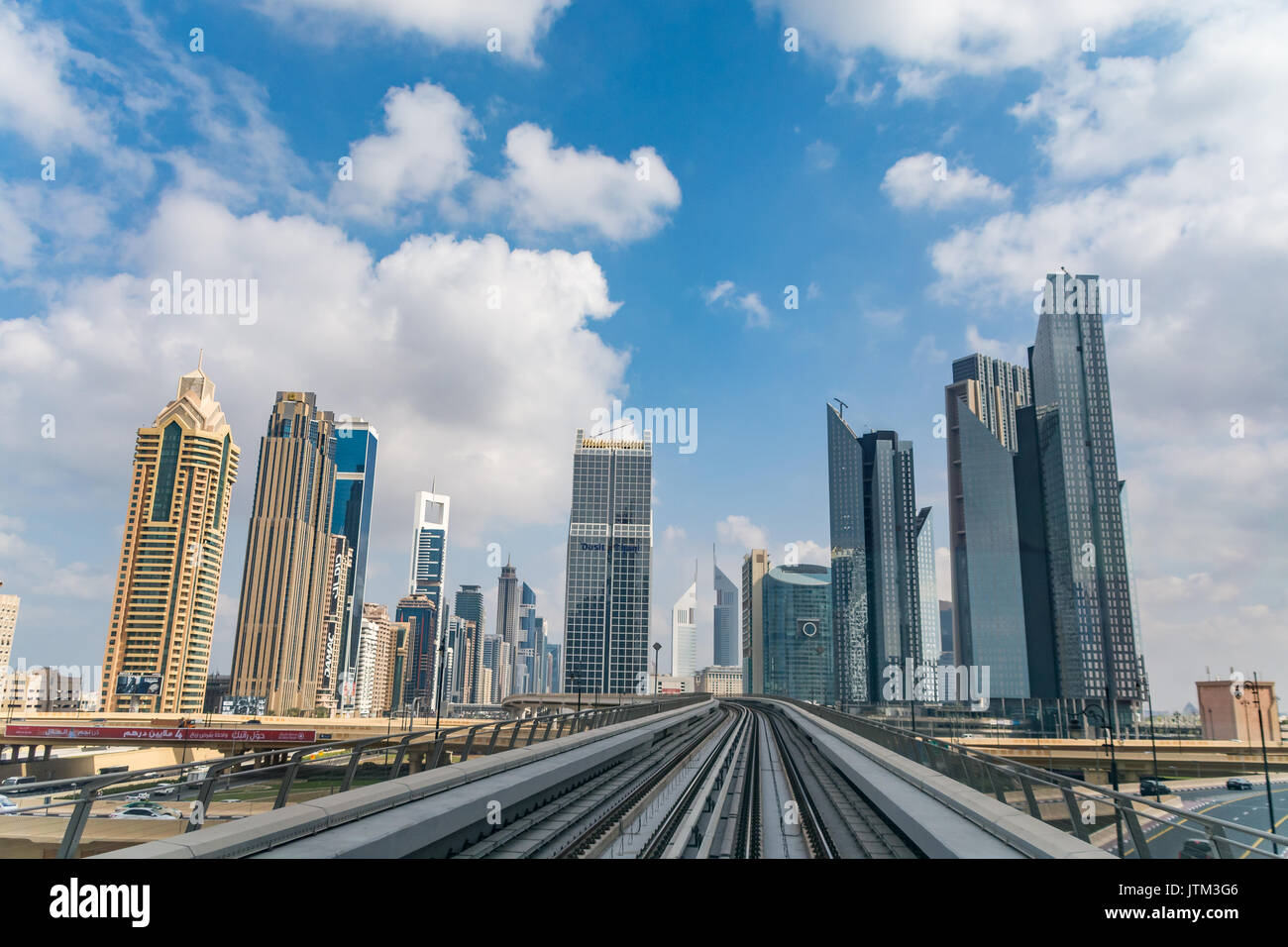 Cityscape di Dubai, vista dalla metropolitana di Dubai, Emirati Arabi Uniti Foto Stock