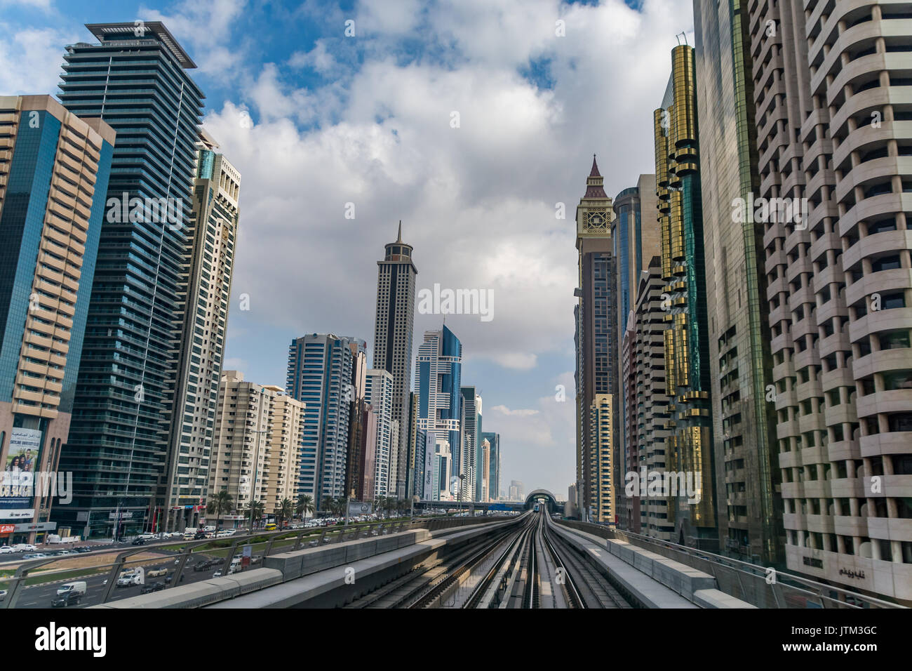 Cityscape di Dubai, vista dalla metropolitana di Dubai, Emirati Arabi Uniti Foto Stock