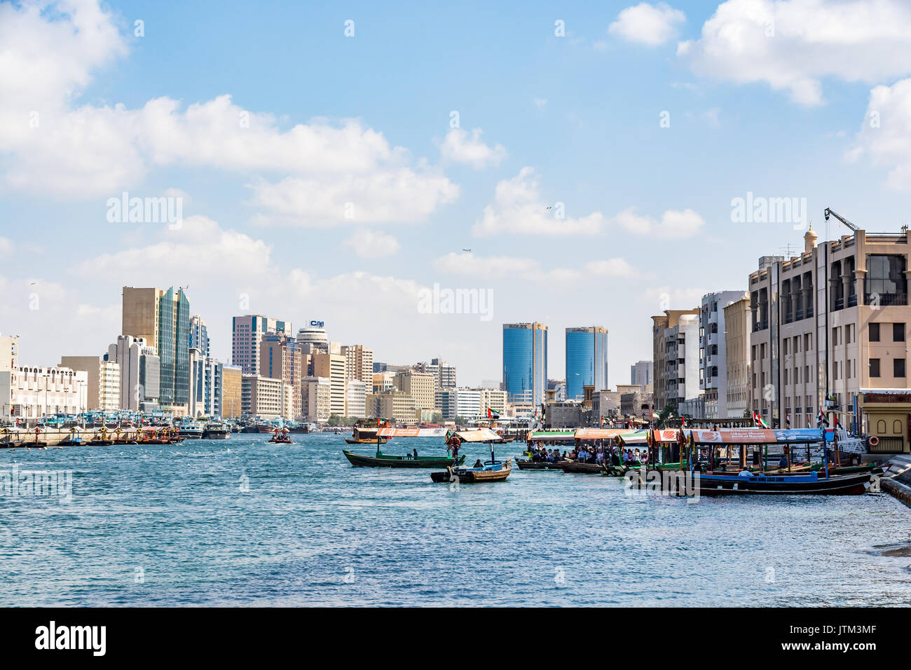 Vista del Dubai Creek su una bella giornata, Quartiere Deira, Dubai, Emirati Arabi Uniti Foto Stock
