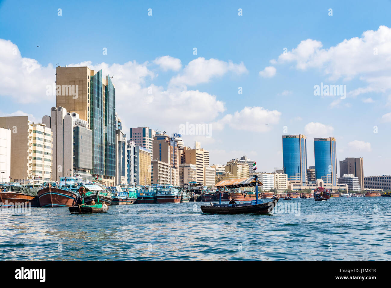 Vista del Dubai Creek su una bella giornata, Quartiere Deira, Dubai, Emirati Arabi Uniti Foto Stock