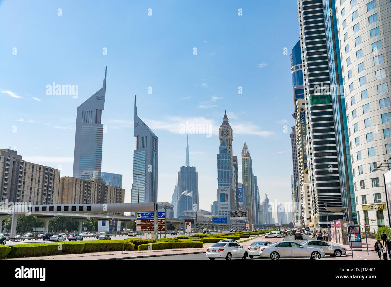 Dubai, Emirati Arabi Uniti - 8 Febbraio 2017 - vista dei grattacieli lungo la Sheikh Zayed Road - comprese le Emirates Towers e Dubai Internation Foto Stock