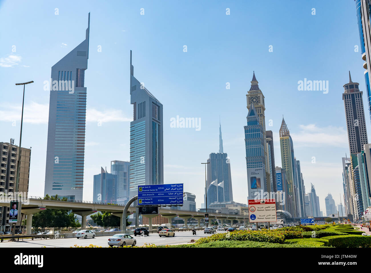 Dubai, Emirati Arabi Uniti - 8 Febbraio 2017 - vista dei grattacieli lungo la Sheikh Zayed Road - comprese le Emirates Towers e Dubai Internation Foto Stock
