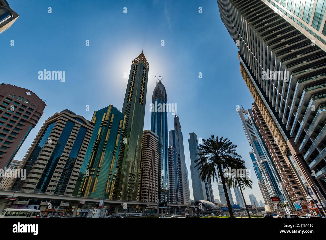 Vista dei grattacieli lungo la Sheikh Zayed Road - Centro Finanziario Internazionale di Dubai, Dubai, Emirati Arabi Uniti Foto Stock