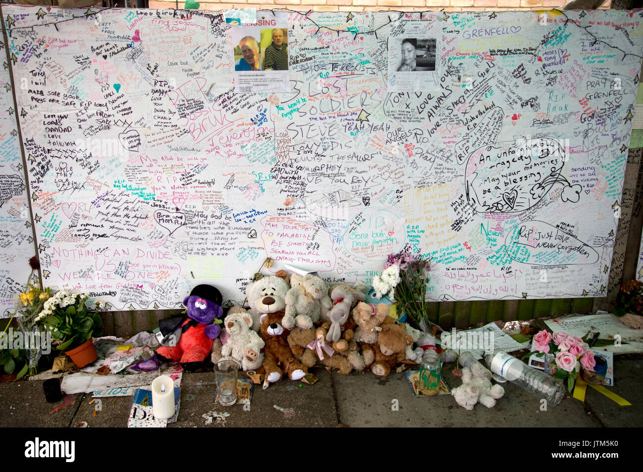 Grenfell Tower West London Conseguenze Della Tragedia Memoriale Per Le Vittime Del Fuoco Foto Stock Alamy Grenfell Tower West London Conseguenze Della Tragedia Memoriale Per Le Vittime Del Fuoco Foto Stock Alamy