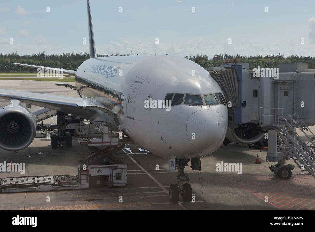 Singapore Airline 747 collegato con ponte a getto in attesa di imbarco di passeggeri all aeroporto internazionale di Sydney. Nuovo Galles del Sud. AUSTRALIA Foto Stock