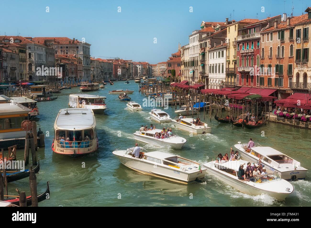 Canale veneziano il traffico Foto Stock