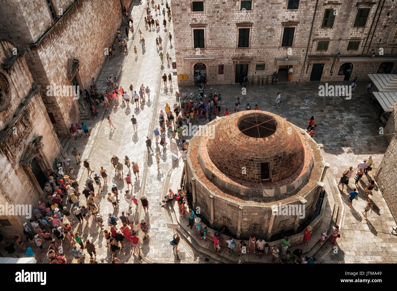 I turisti a Dubrovnik's Onofrio di Trevi Foto Stock