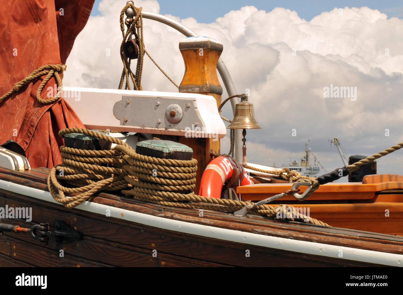 Una tradizionale imbarcazione a vela Ursula cowes week thames chiatta vele rosso e tutte le costruzioni in legno con funi di blocchi e affronta il rigging longheroni in legno Foto Stock
