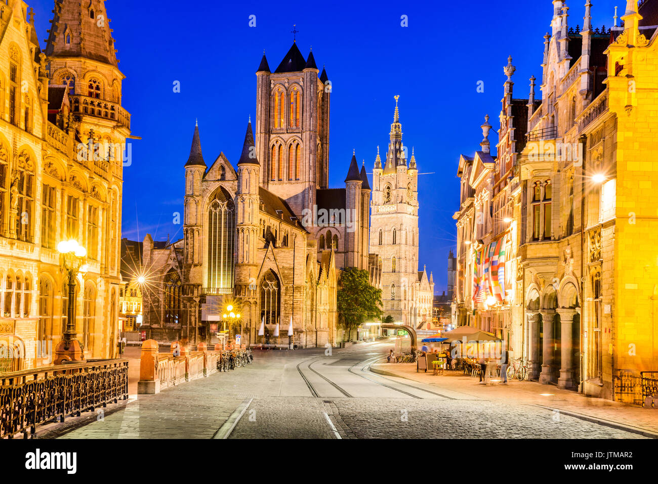 Gent, in Belgio con la chiesa di San Nicola e la torre di belfort al crepuscolo momento illuminato nelle Fiandre. Foto Stock