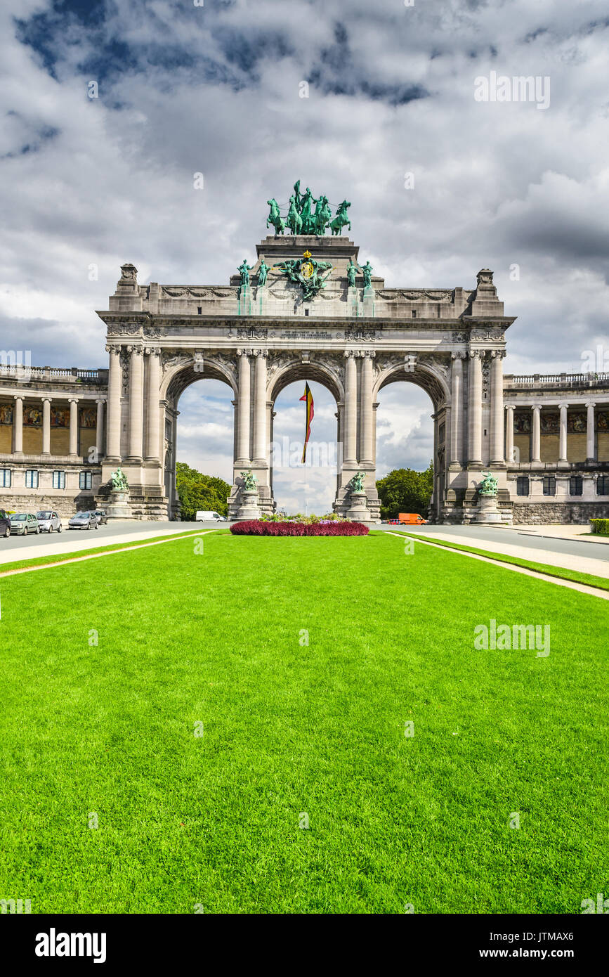 Bruxelles, Belgio. Parc du Cinquantenaire con l arco costruito per Beglian indipendenza di Bruxelles. Foto Stock