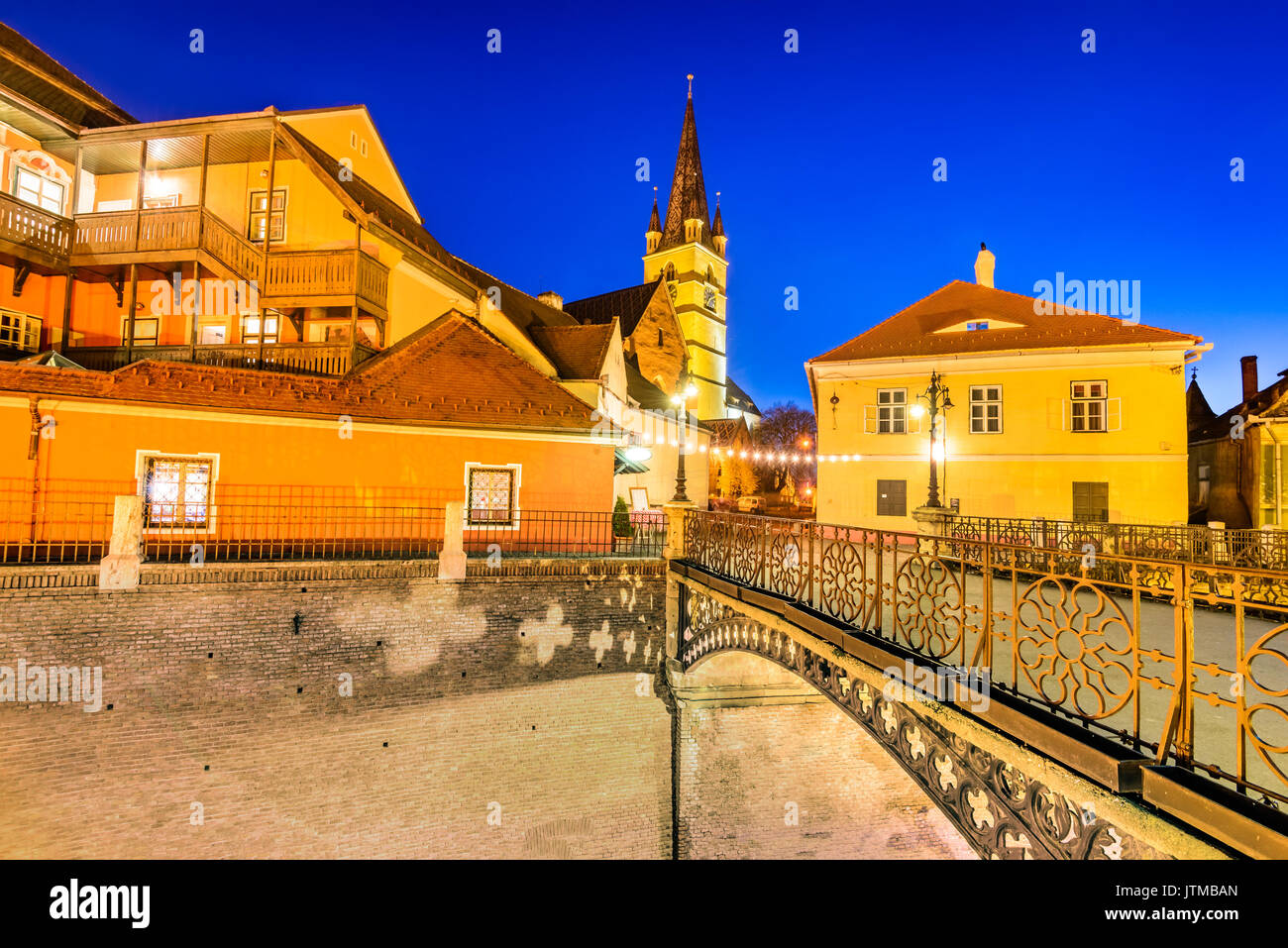 Sibiu, Romania. cattedrale evangelica e i bugiardi bridge nel centro di Sibiu, Transilvania, capitale europea della cultura per l'anno 2007. Foto Stock
