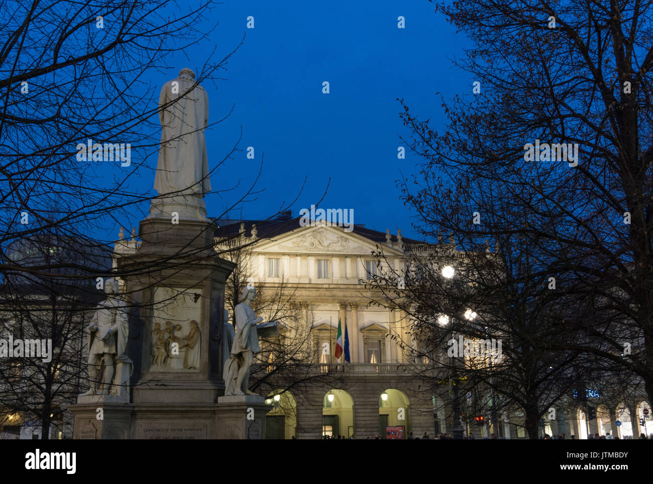 L'Italia, Lombardia, Milano, Teatro alla Scala e Leonardo da Vinci scultura Foto Stock