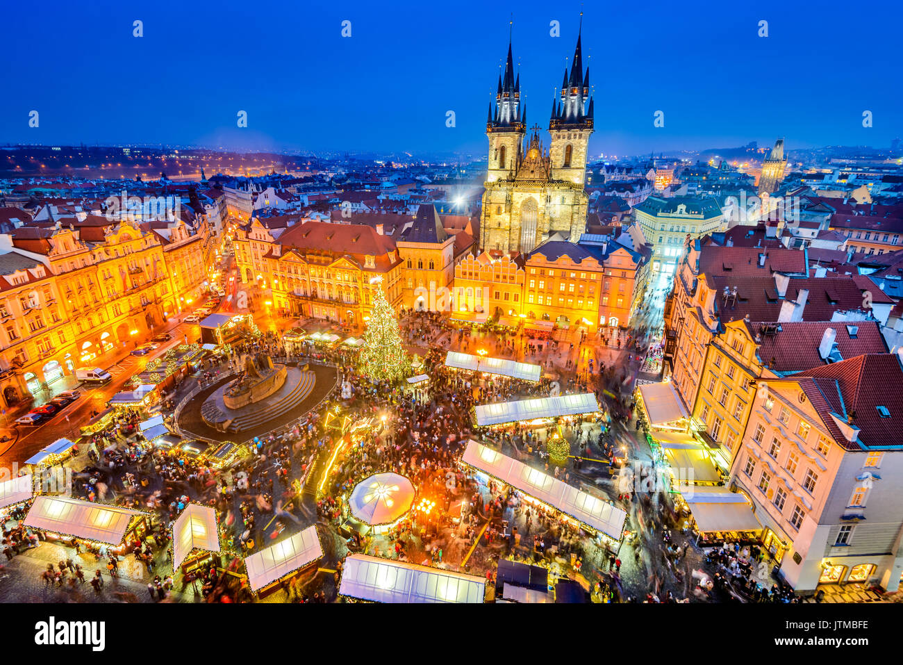 Praga, Repubblica Ceca. Mercatino di Natale di Stare Mesto piazza vecchia, la chiesa di Santa Maria di Týn, Boemia. Foto Stock