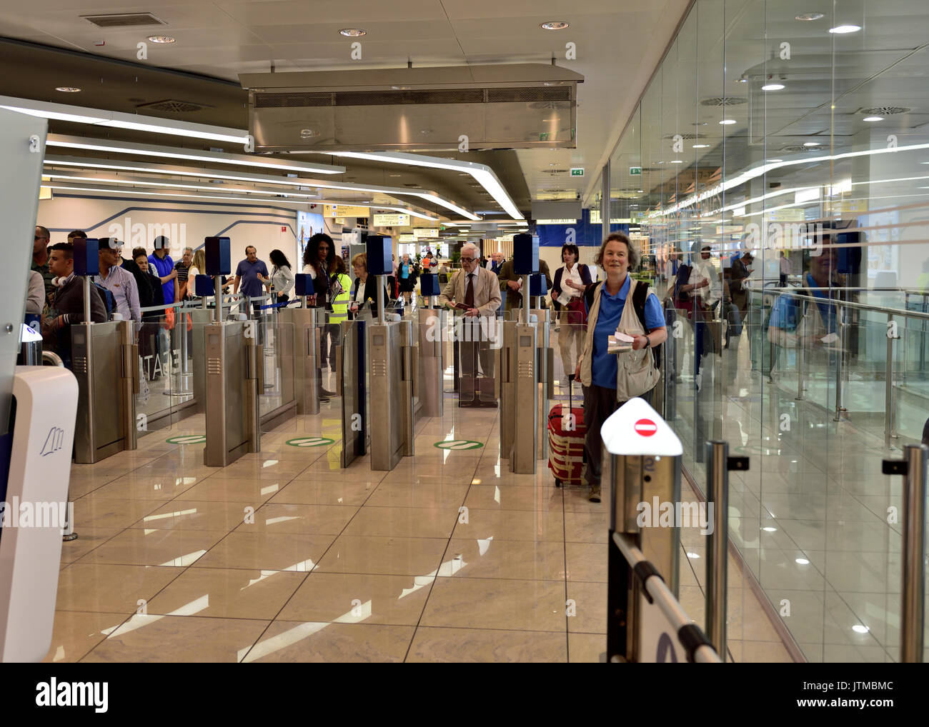Aeroporto di gate di imbarco security check-in Napoli, Italia Foto Stock