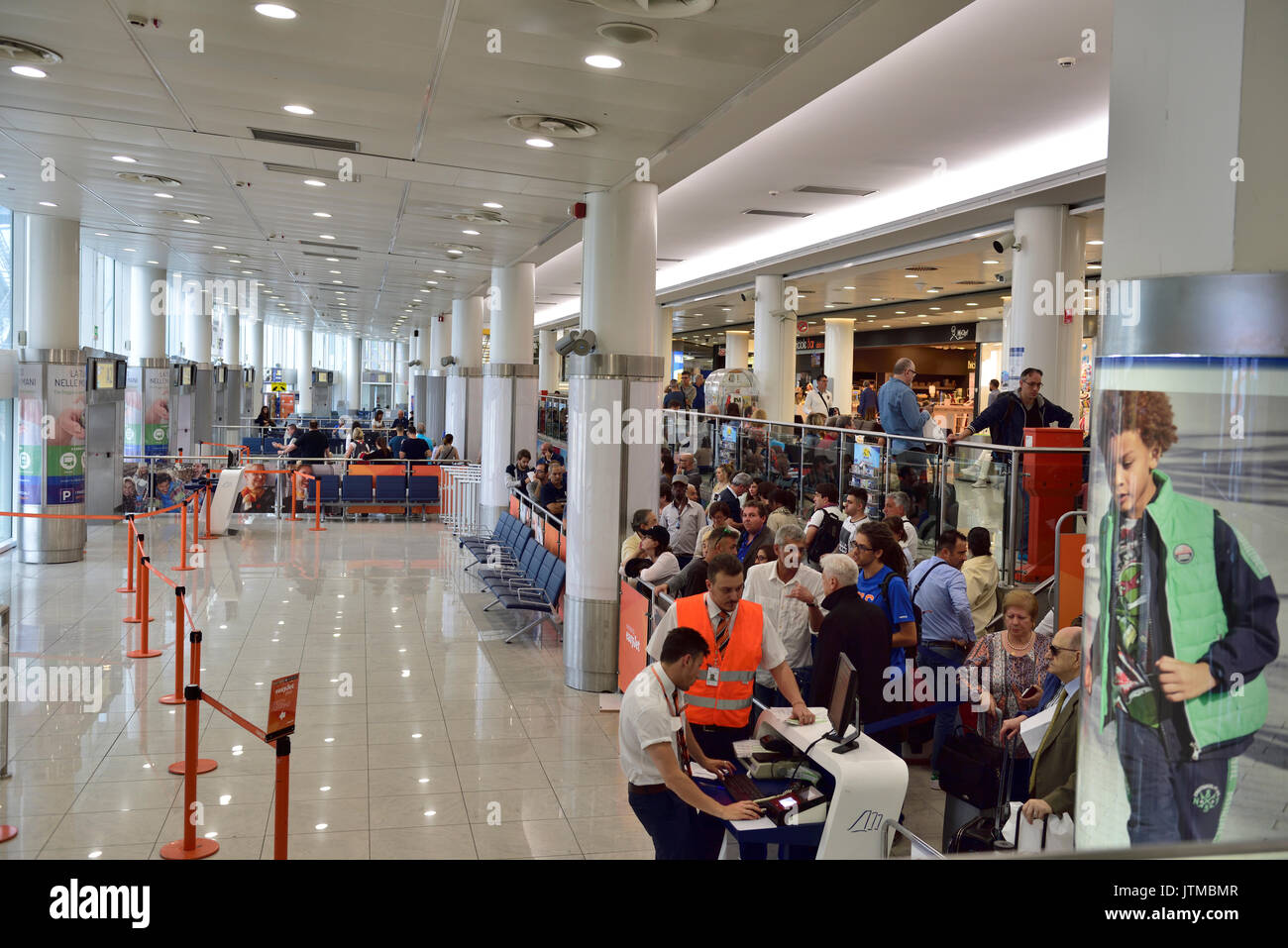 Aeroporto di gate di imbarco security check-in Napoli, Italia Foto Stock