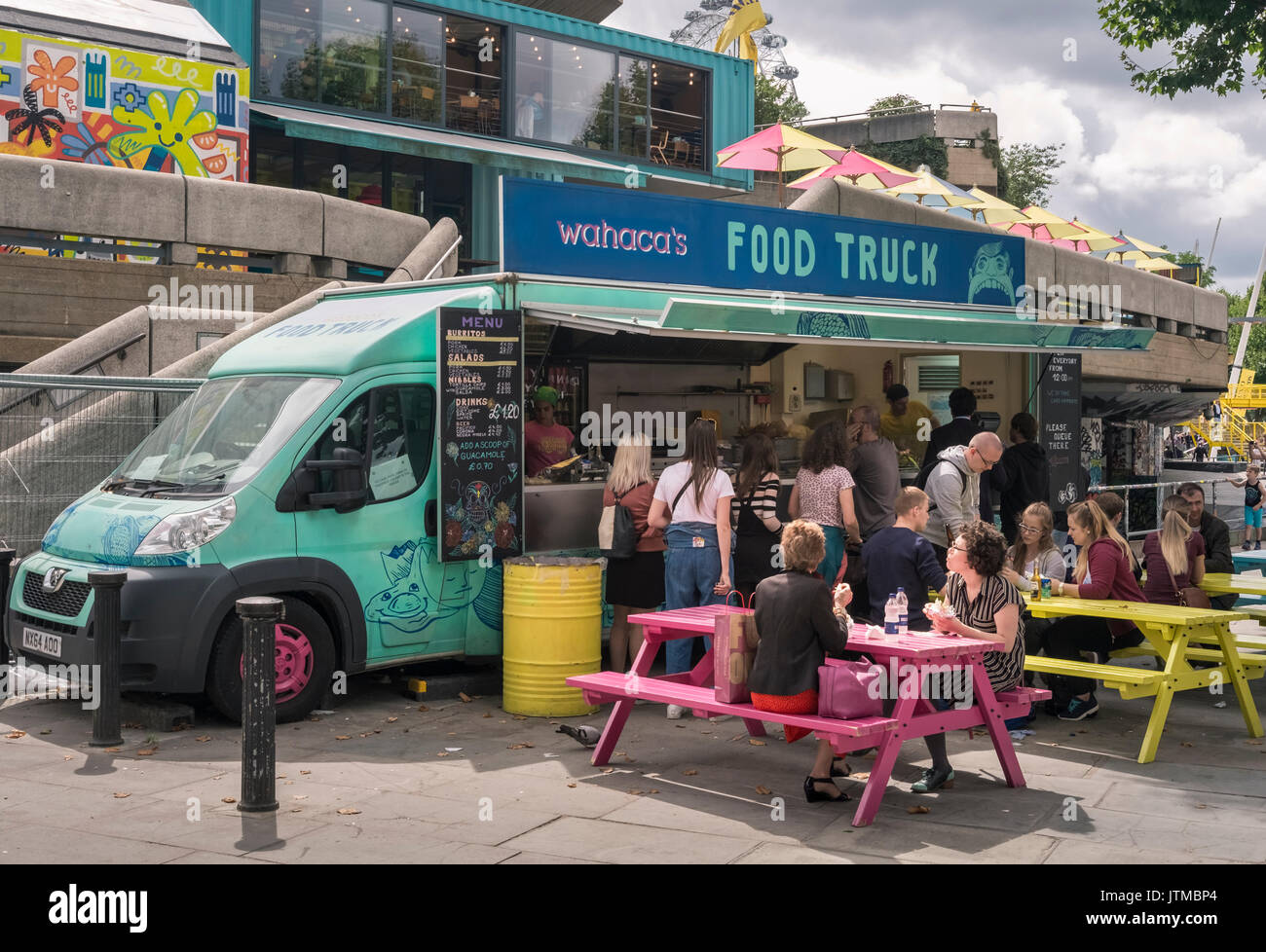 I turisti per mangiare in un fast food eatery sulla South Bank di Londra, Inghilterra, Regno Unito Foto Stock