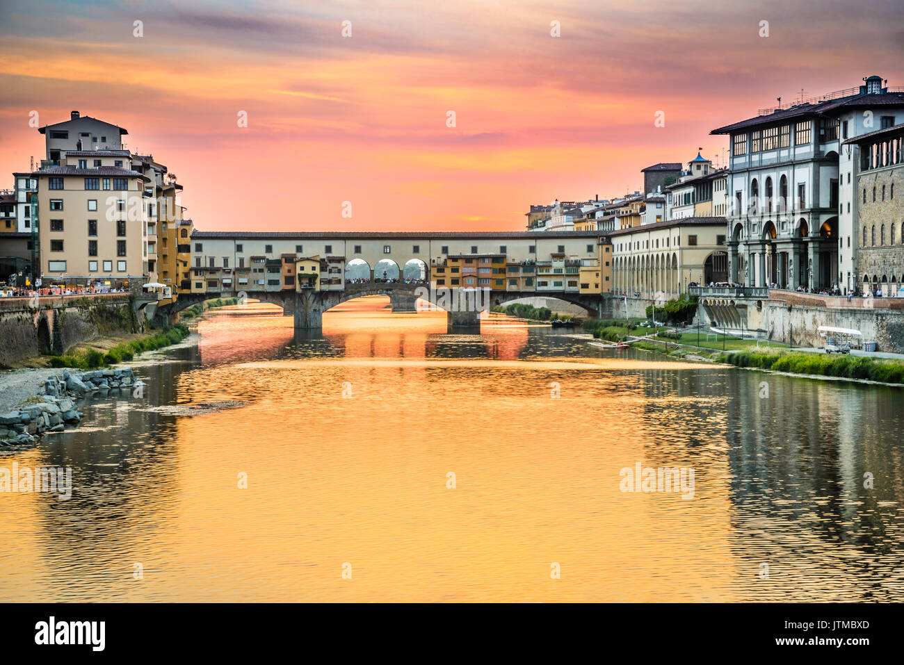 Firenze, Toscana - ponte vecchio, medievale arco in pietra ponte sopra il fiume Arno, architettura rinascimentale in Italia. Foto Stock