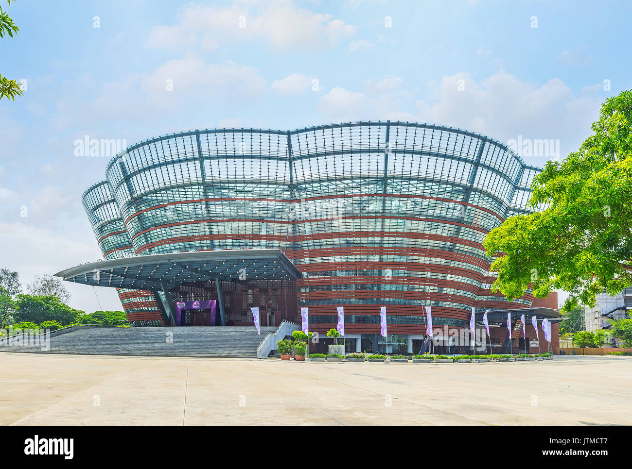 COLOMBO, SRI LANKA - 7 dicembre 2016: Nelum Pokuna complesso del Teatro è insolito edificio moderno, ispirato dalla medievale Lotus Pond in Polonnaruwa e Foto Stock