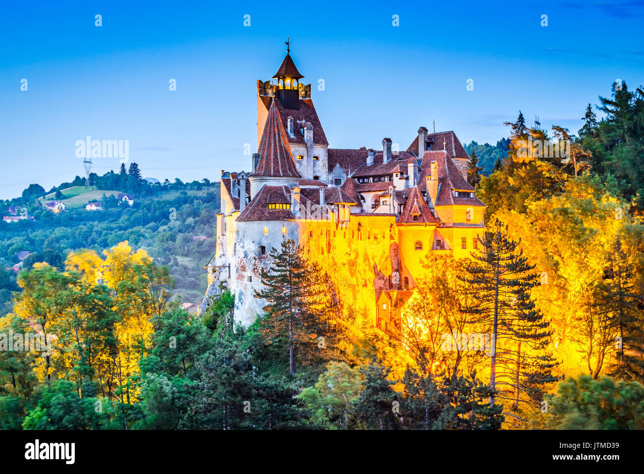 Castello di Bran, Romania. Incredibile HDR twilight immagine della fortezza di Dracula in Transilvania, pietra miliare medievale. Foto Stock